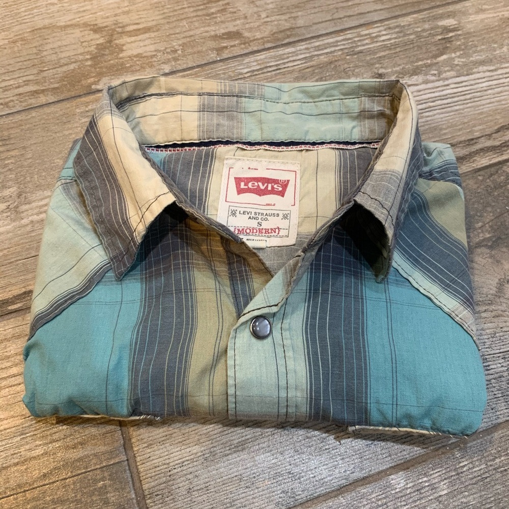 Levi’s Pearl Snap Shirt Men’s size S